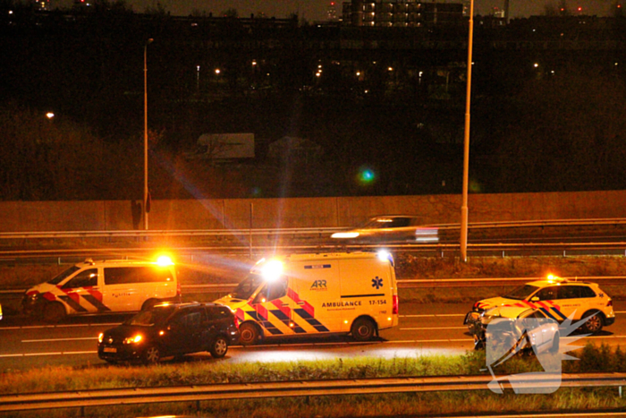 Auto zwaar beschadigd na ongeval op snelweg