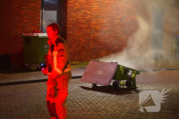 Container midden op de weg in brand