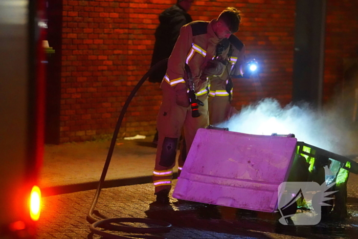 Container midden op de weg in brand