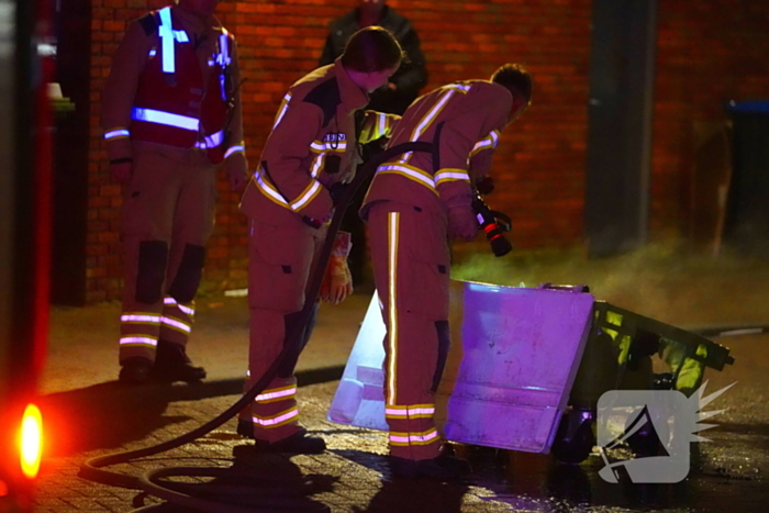 Container midden op de weg in brand