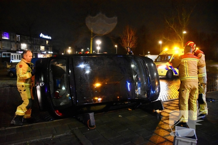 Auto belandt op zijkant na aanrijding