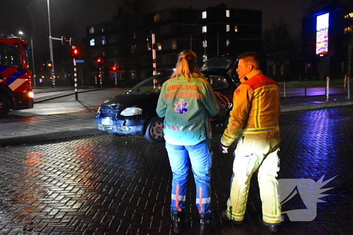 Auto belandt op zijkant na aanrijding