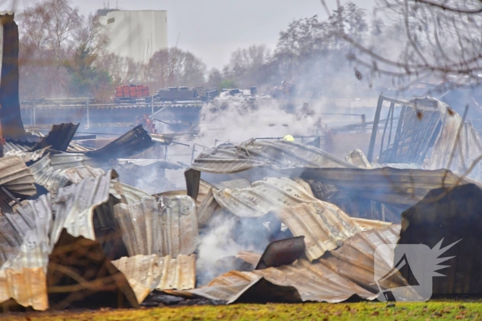 Brandmeester bij brand houthandel nablussen begonnen