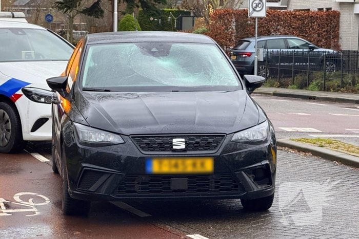 Fietser naar ziekenhuis na botsing met auto