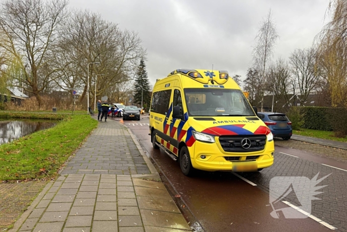 Fietser naar ziekenhuis na botsing met auto