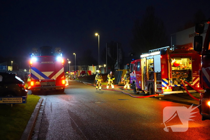 Voertuig vliegt in brand in garagebedrijf