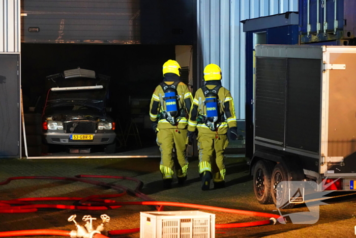 Voertuig vliegt in brand in garagebedrijf