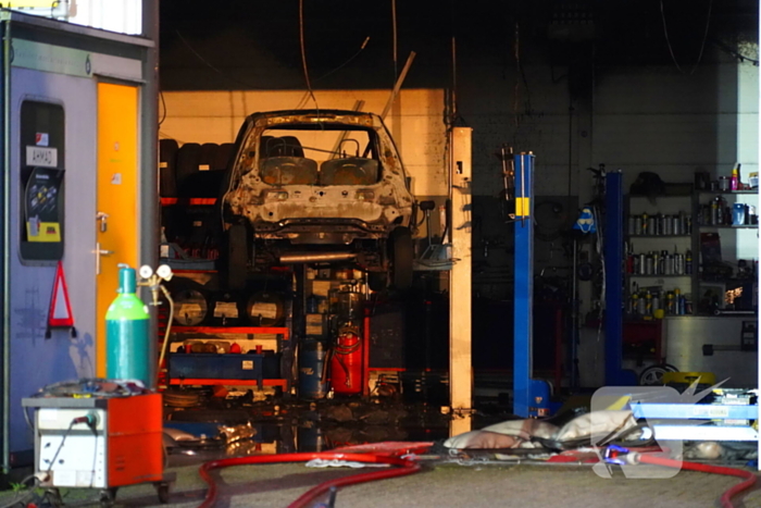 Voertuig vliegt in brand in garagebedrijf