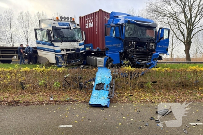 Twee vrachtwagens en een personenauto met elkaar in botsing