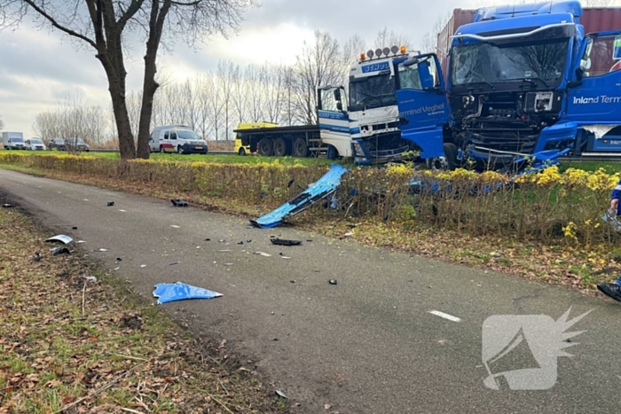 Twee vrachtwagens en een personenauto met elkaar in botsing