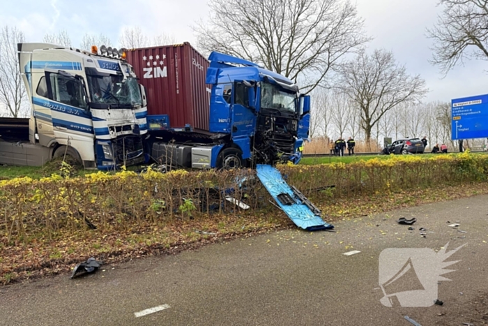 Twee vrachtwagens en een personenauto met elkaar in botsing