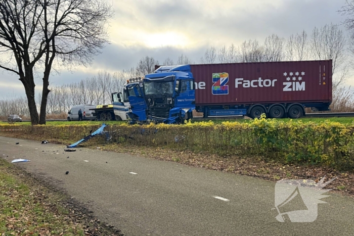 Twee vrachtwagens en een personenauto met elkaar in botsing