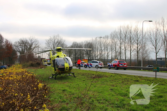 Twee vrachtwagens en een personenauto met elkaar in botsing