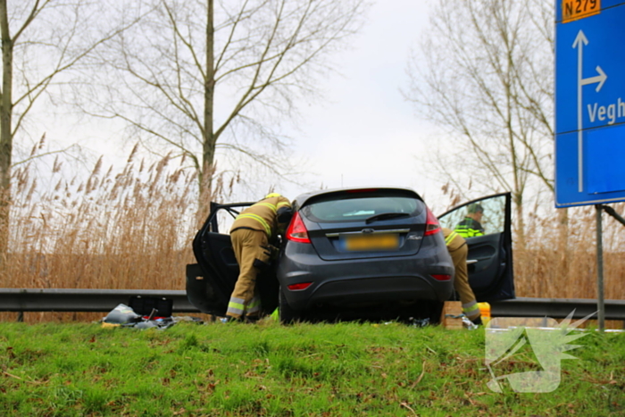 Twee vrachtwagens en een personenauto met elkaar in botsing