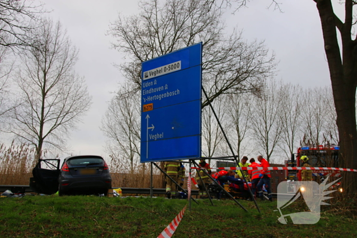 Twee vrachtwagens en een personenauto met elkaar in botsing