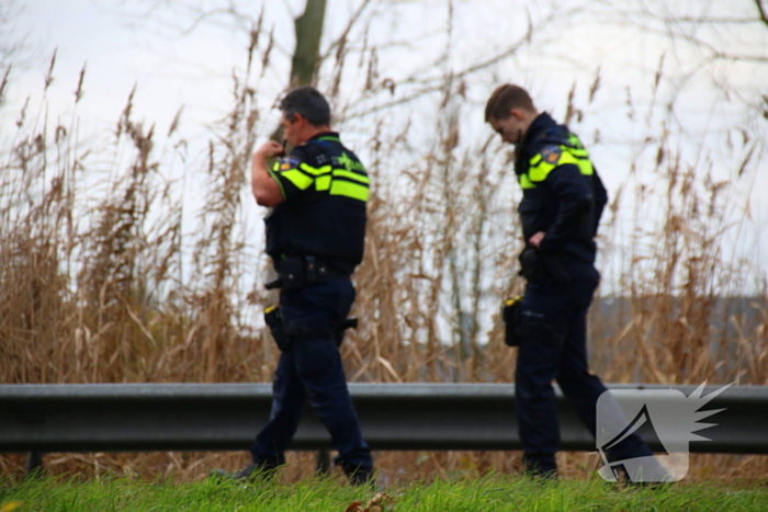 Twee vrachtwagens en een personenauto met elkaar in botsing