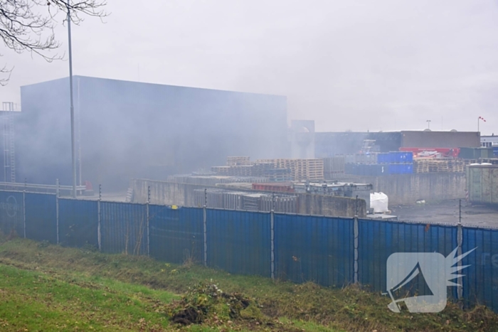 Fikse rookontwikkeling bij brand op terrein recycliingbedrijf