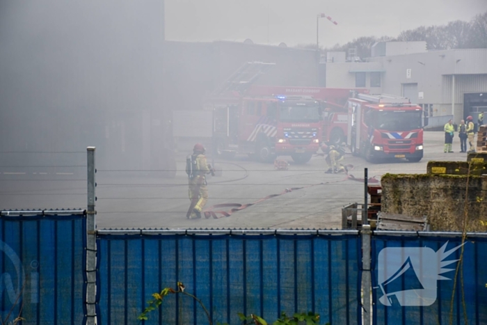 Fikse rookontwikkeling bij brand op terrein recycliingbedrijf