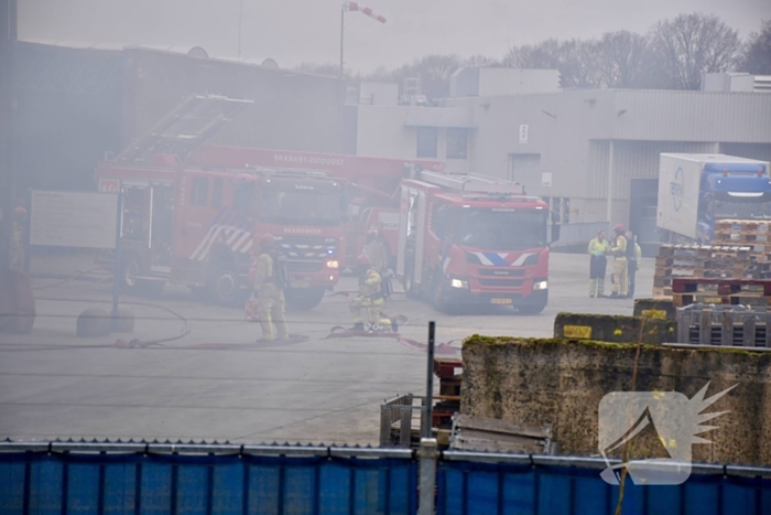 Fikse rookontwikkeling bij brand op terrein recycliingbedrijf