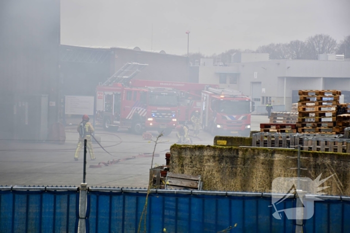 Fikse rookontwikkeling bij brand op terrein recycliingbedrijf