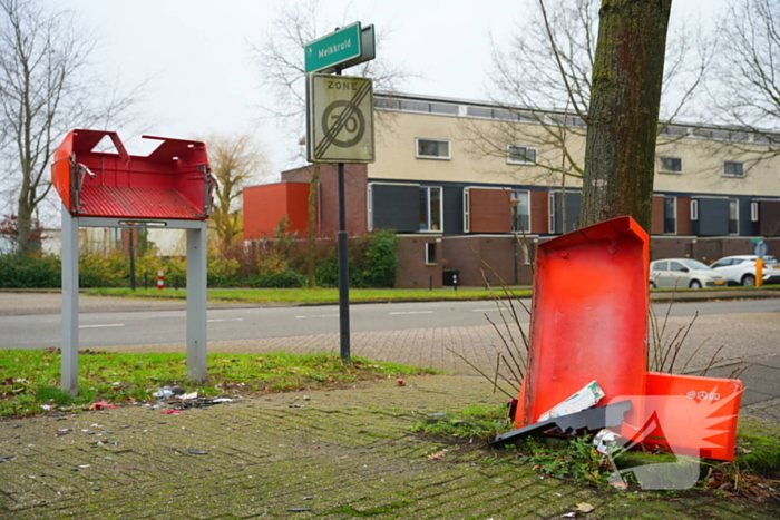 Postnl brievenbus opgeblazen, post ligt op straat