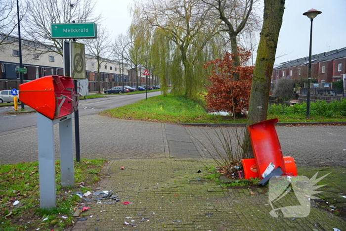 Postnl brievenbus opgeblazen, post ligt op straat