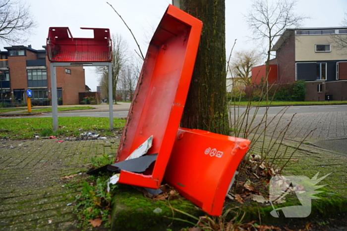 Postnl brievenbus opgeblazen, post ligt op straat