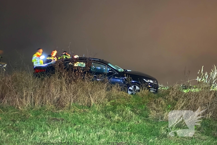 Automobilist belandt in de berm