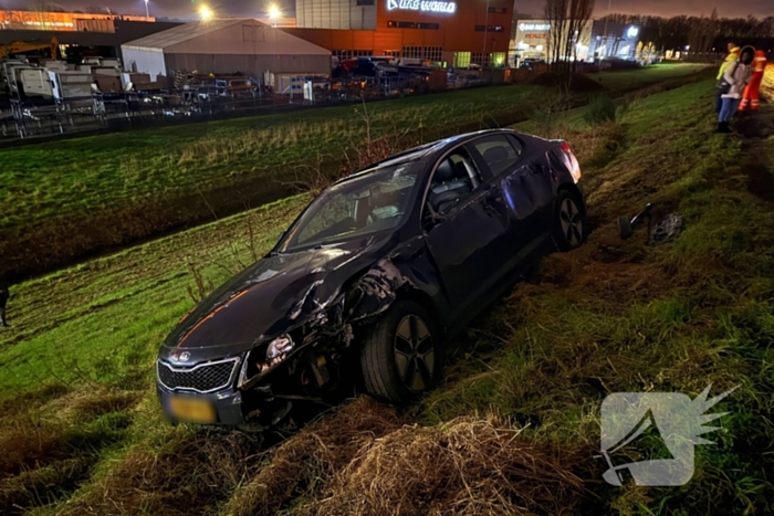 Automobilist belandt in de berm