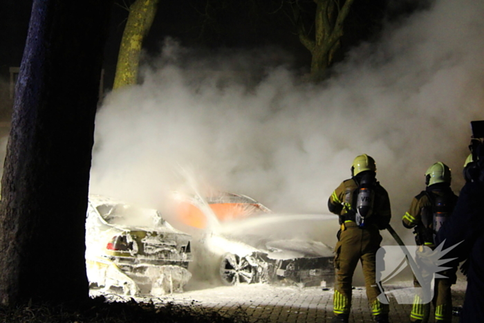 Geparkeerde auto's verwoest door brand