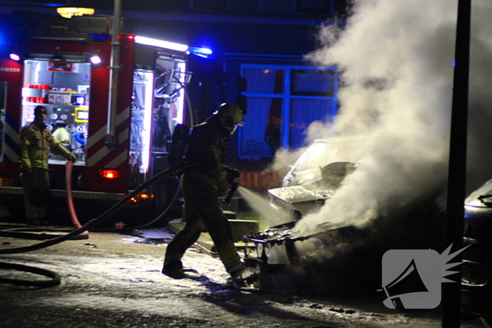 Geparkeerde auto's verwoest door brand