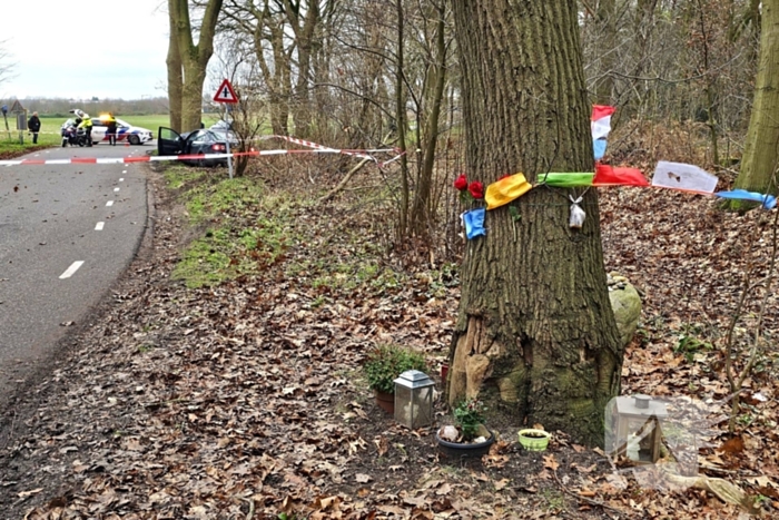 Persoon zwaargewond bij botsing tegen boom