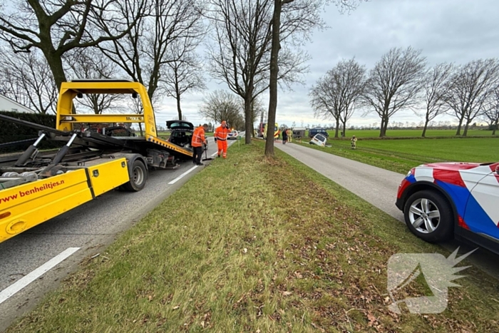 Bestelbus belandt in sloot na botsing