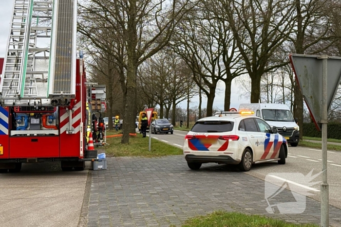 Bestelbus belandt in sloot na botsing