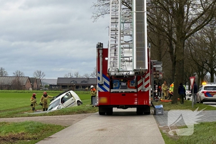 Bestelbus belandt in sloot na botsing