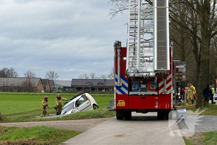 Bestelbus belandt in sloot na botsing