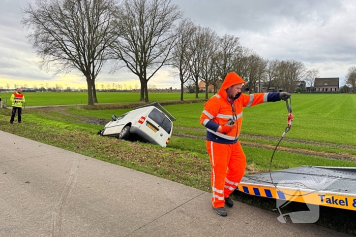 Bestelbus belandt in sloot na botsing