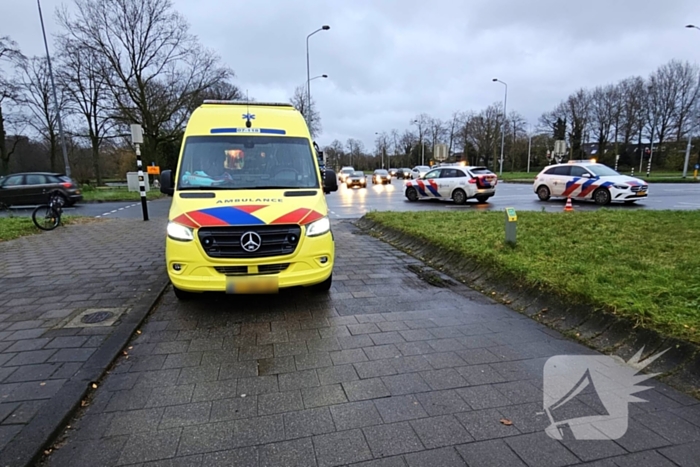 Bestelbus en mountainbiker botsen op elkaar