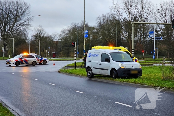 Bestelbus en mountainbiker botsen op elkaar