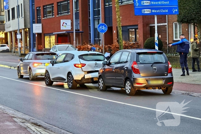 Flinke schade bij kettingbotsing met drie voertuigen