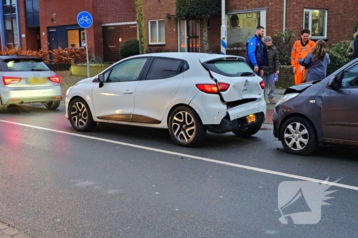 Flinke schade bij kettingbotsing met drie voertuigen