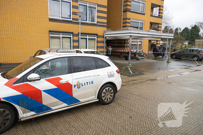 Overleden persoon aangetroffen politie doet onderzoek