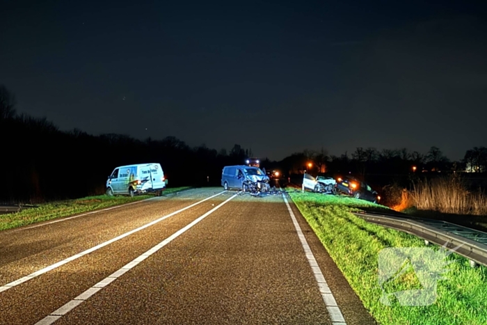 Gewonden en ravage na botsing tussen meedere voertuigen