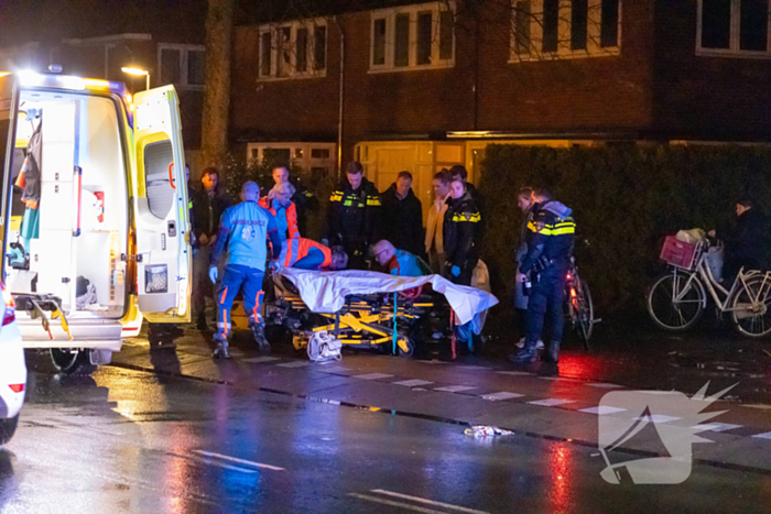 Voetganger zwaargewond bij botsing met bestelbus