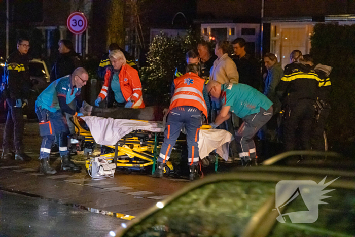 Voetganger zwaargewond bij botsing met bestelbus