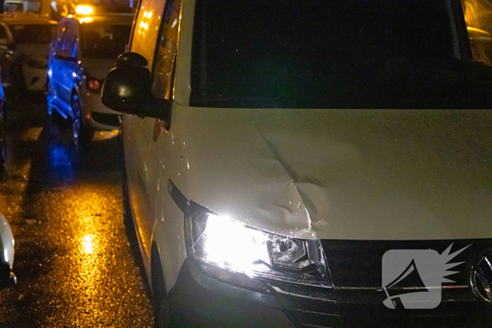 Voetganger zwaargewond bij botsing met bestelbus