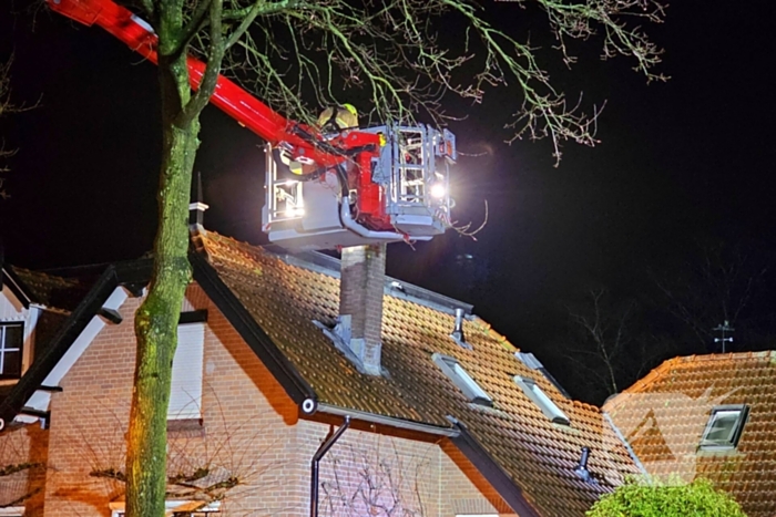 Brandweer blust brand in schoorsteen