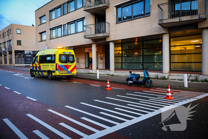 Scooterrijder rijdt voetganger aan