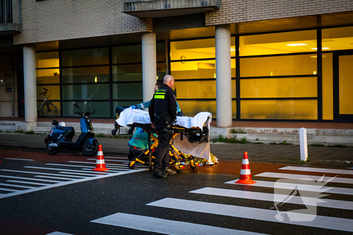 Scooterrijder rijdt voetganger aan