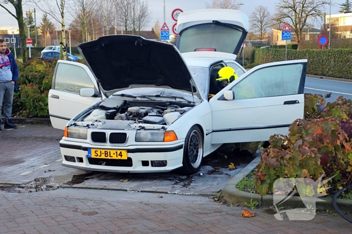 Brand in geparkeerde auto, brandweer blust